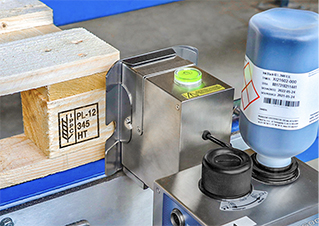 告別傳統烙印，德國EBS-2600自動噴碼機“一箭雙雕”，同時滿足木托盤多種標志和溯源可變二維碼噴印！